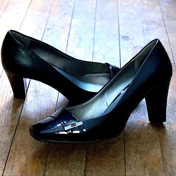 Bandolino pumps. Black leather. and patent leather. Size 8.5 M. - Picture 1 of 4